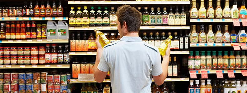 Persona eligiendo productos en un supermercado